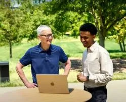 Ethiopian-Born York Student Nahom Worku Wins Apple Prize, Meets Tim Cook for Education App